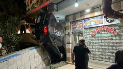 Şanlıurfa’nın Birecik ilçesinde minibüse çarpmamak için direksiyonu kırıp fren yerine