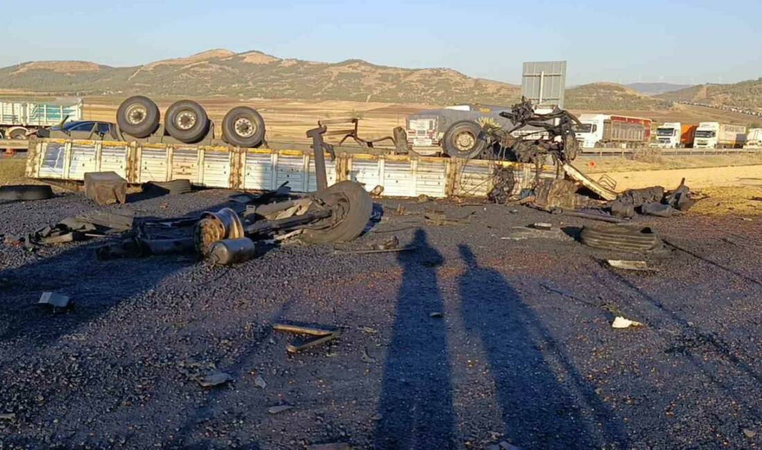 Freni patlayan mısır yüklü tır asfalt makinasına çarptı Gaziantep'te freni patlayan bir tır, yol çalışması yapılan iş makinasına