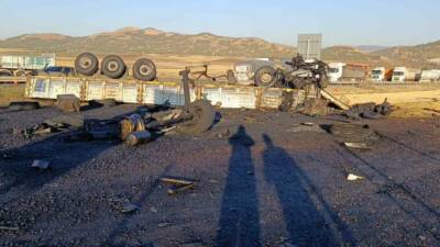 Gaziantep'te freni patlayan bir tır, yol çalışması yapılan iş makinasına