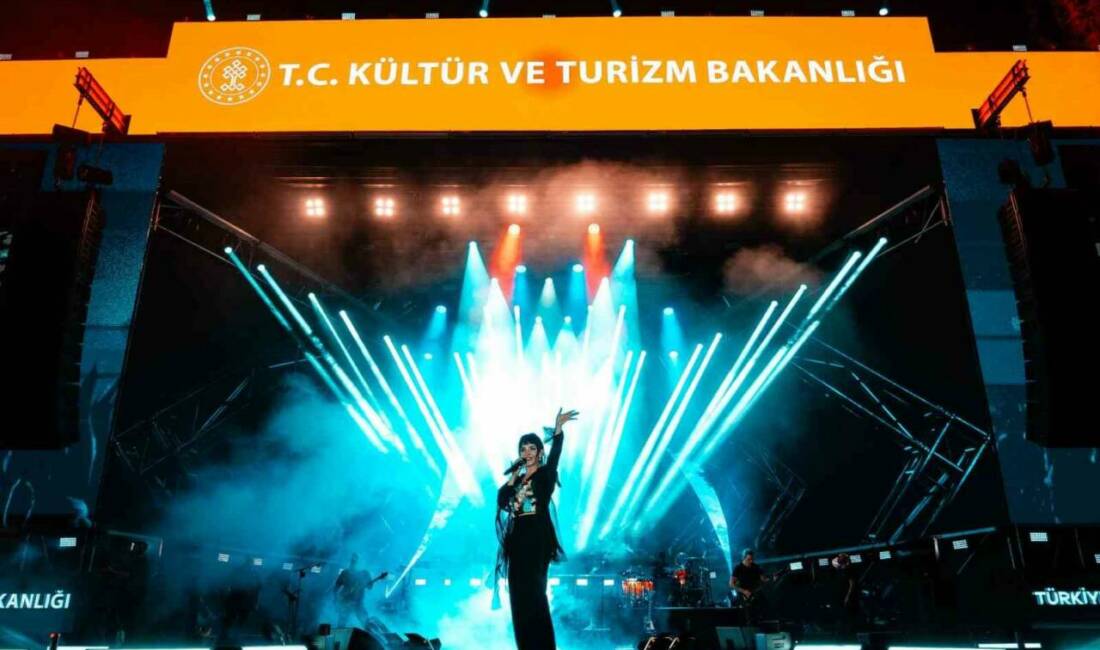 GastroANTEP Kültür Yolu Festivali'nde Fatma Turgut, enerjik sahne performansı ve