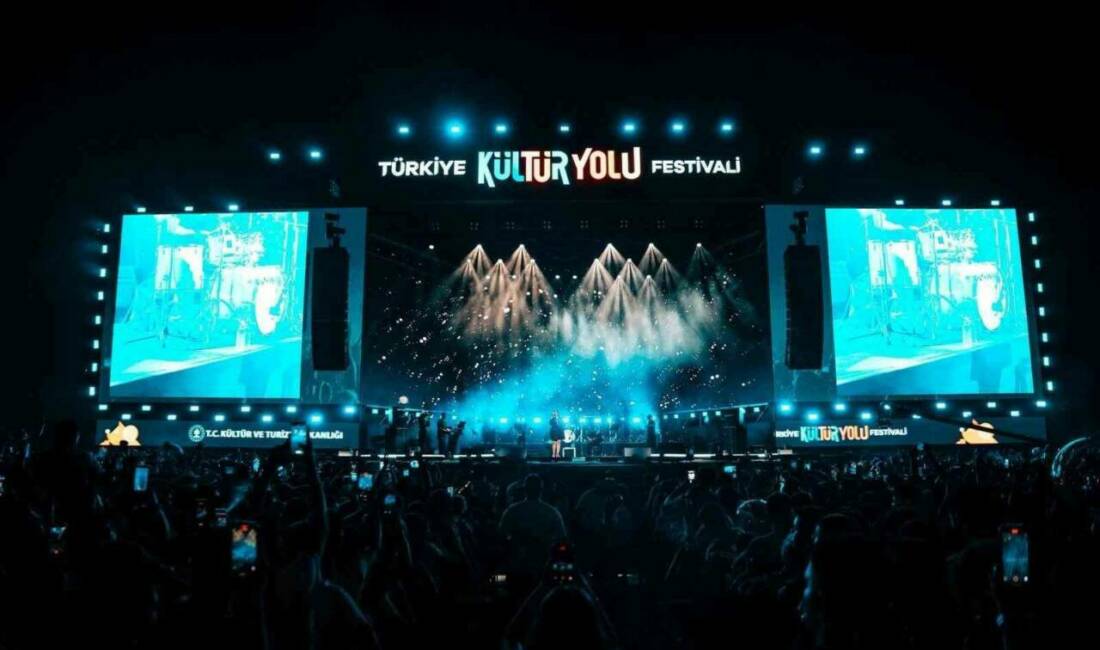 Tuğçe Kandemir, Gaziantep Gastronomi Festivali'nde binlerce müzikseverle buluştu. Ünlü sanatçı,