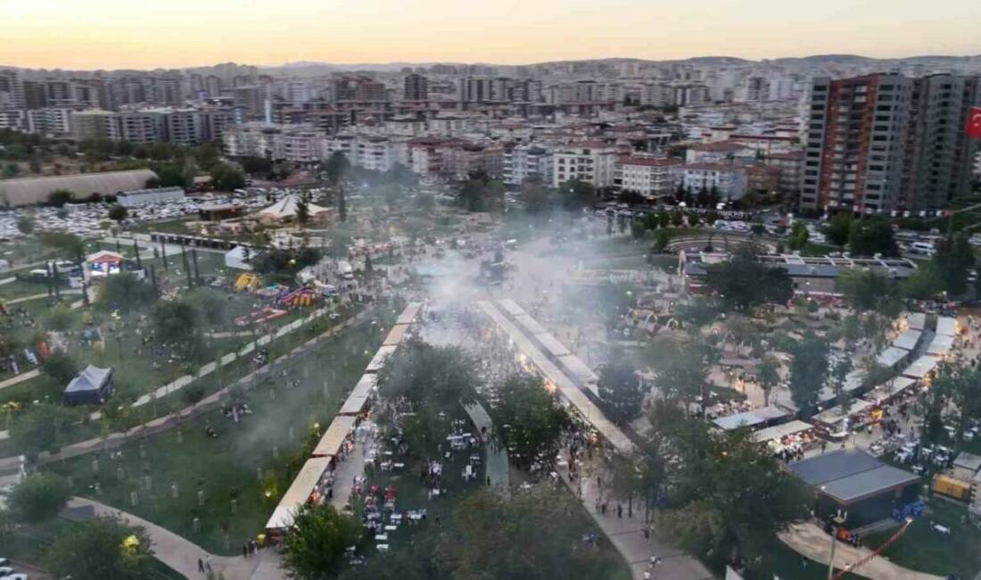 Gaziantep'te düzenlenen Kültür Yolu Festivali'nde (GastroANTEP) mangallardan çıkan dumanlar vatandaşların