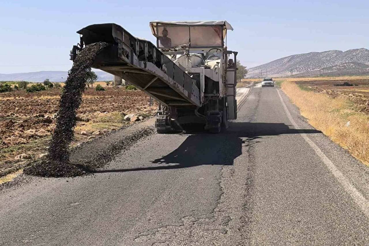 Gaziantep Büyükşehir Belediyesi, Araban ilçesindeki grup yollarının yenilenmesi için çalışmalarına