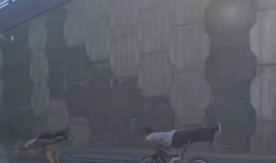 Gaziantep'te trafikte bisikletleriyle akrobatik hareketler yapan gençler, sürücülerin korkmasına ve
