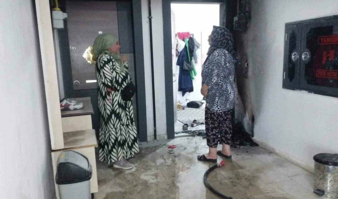 Gaziantep'te Güneyşehir konutlarının 3. katındaki bir dairenin girişinde çıkan yangın