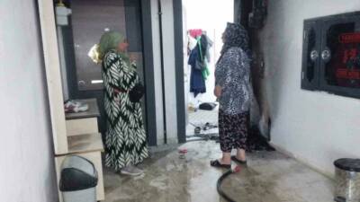 Gaziantep'te Güneyşehir konutlarının 3. katındaki bir dairenin girişinde çıkan yangın