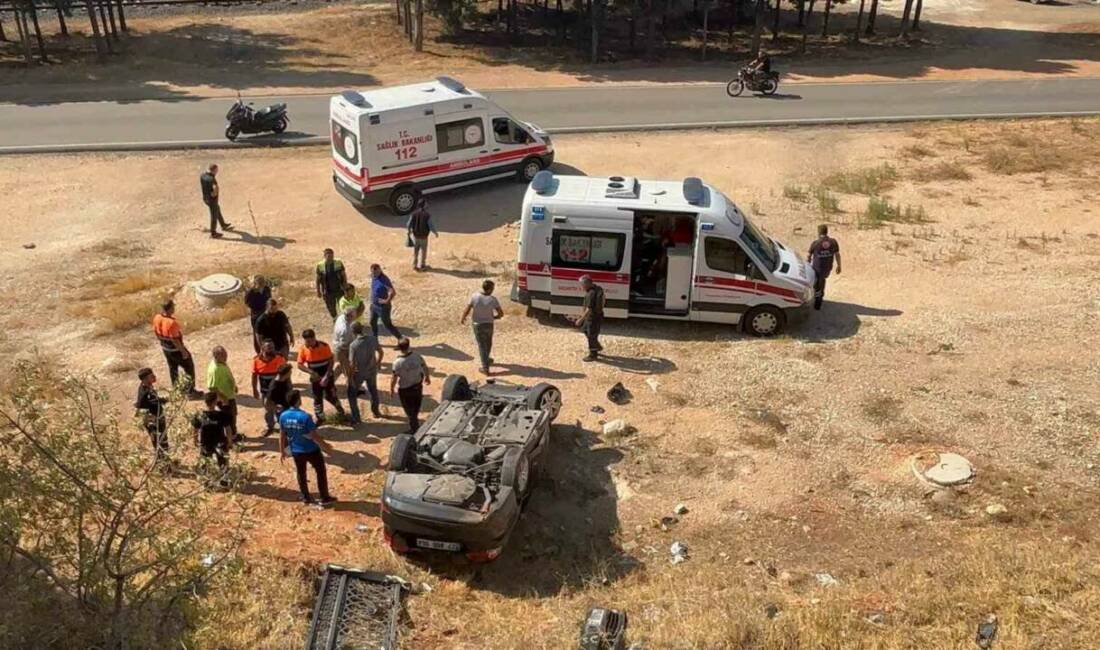 Gaziantep'te meydana gelen kazada, otomobil kaldırımı ve demir bariyerleri aşarak