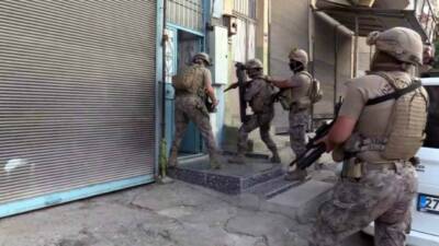 Gaziantep'te 10 kişi, çeşitli suçlardan arandıktan sonra polis ekipleri tarafından