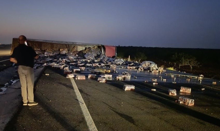 Gaziantep'te meydana gelen trafik kazasında, direksiyon hakimiyeti kaybolan meşrubat yüklü