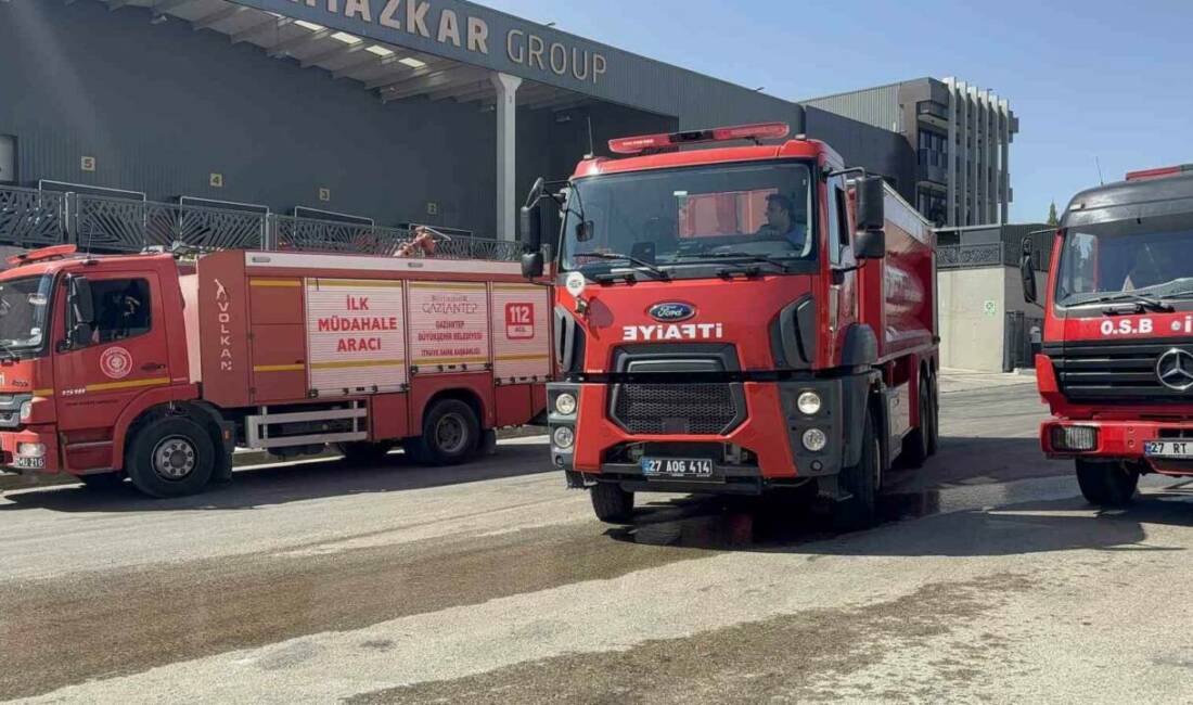 Gaziantep'te bir ıslak mendil üretim fabrikasında çıkan yangın, itfaiye ekiplerinin