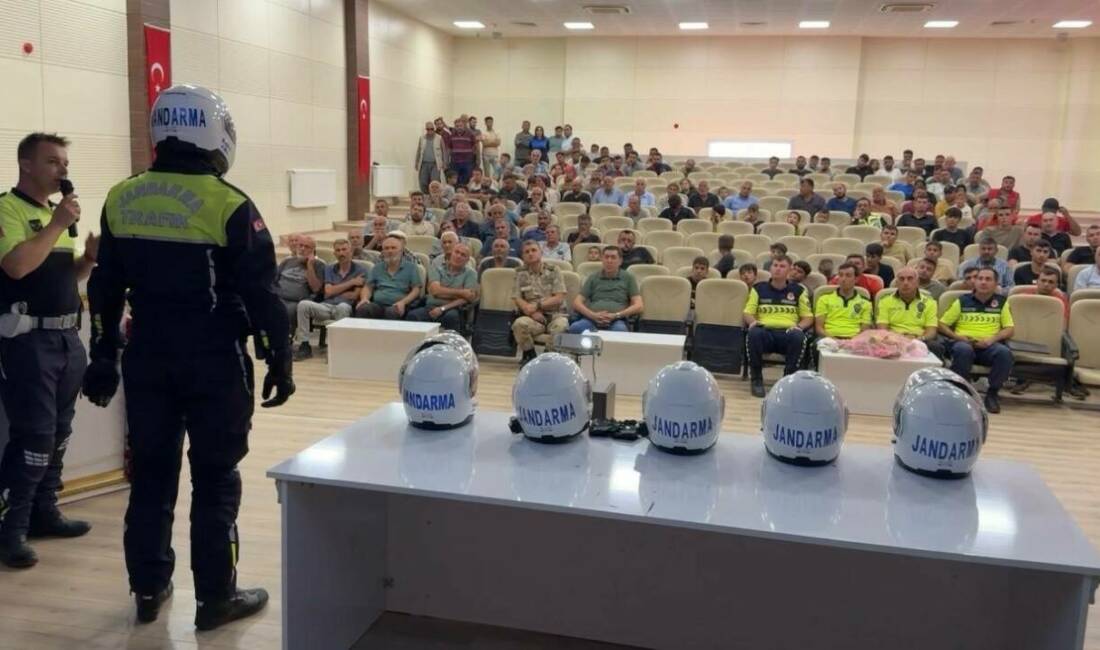Gaziantep'te Jandarma ekipleri, motosiklet sürücülerine güvenli sürüş eğitimi vererek kask