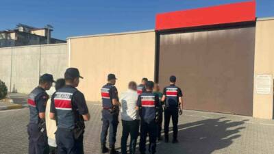 Gaziantep’te jandarma ekiplerince yapılan kaçak silah ve uyuşturucu operasyonunda yakalanan