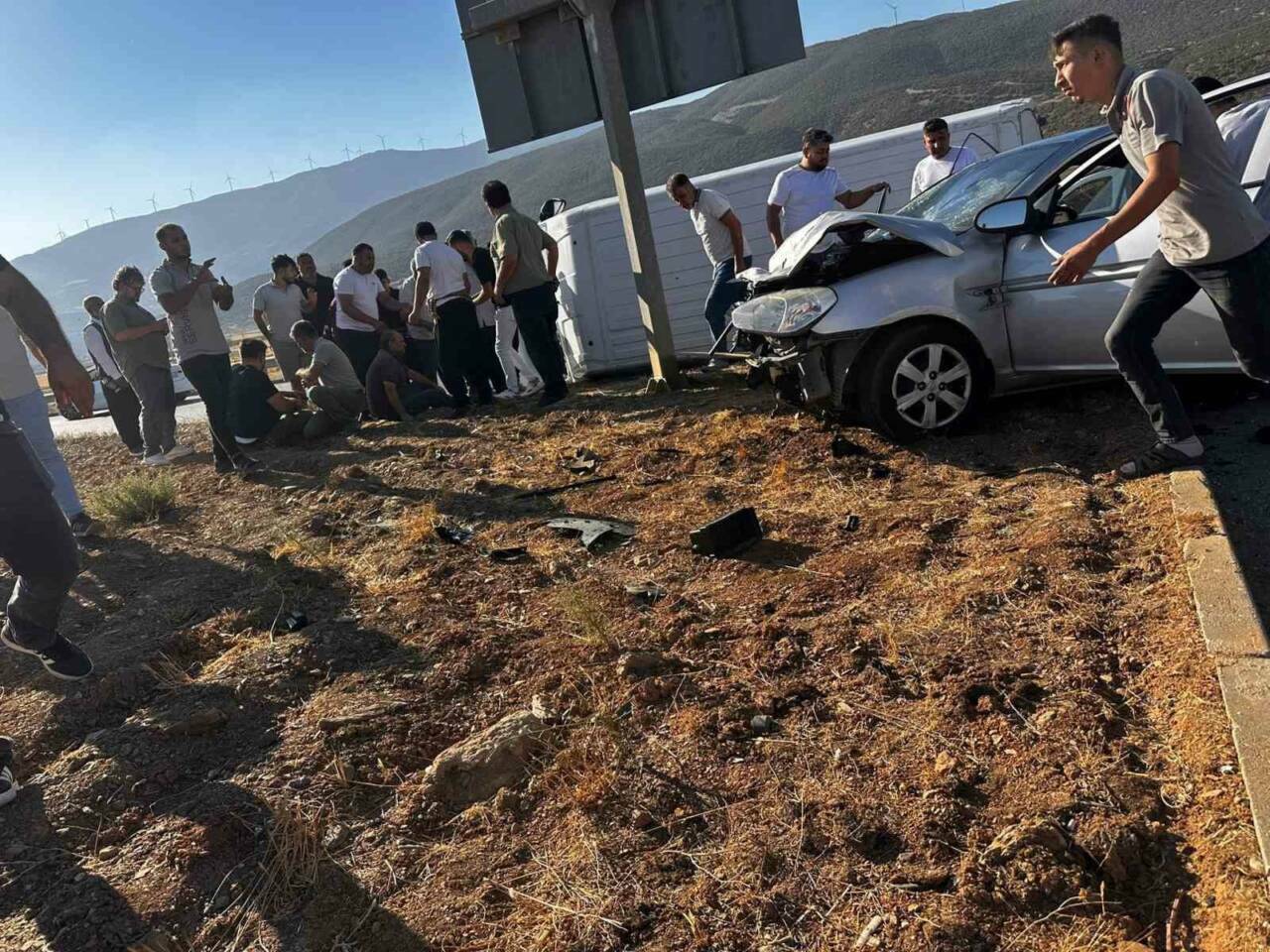 Gaziantep'in İslahiye ilçesinde otomobil ile minibüsün çarpışması sonucu 5 kişi