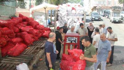 Gaziantep'te sonbaharla birlikte biber salçası üretimi yoğun mesai gerektiriyor. İşletmeler,