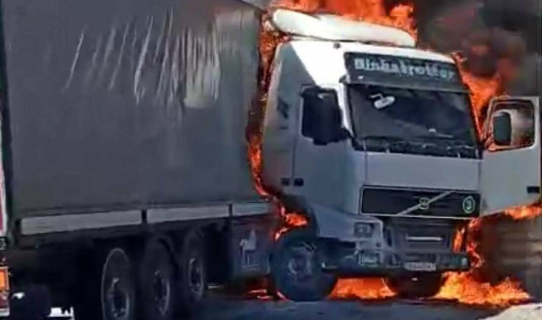 Gaziantep-Kahramanmaraş otoyolunda seyir halindeki yabancı plakalı bir tır aniden alev