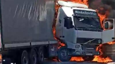 Gaziantep-Kahramanmaraş otoyolunda seyir halindeki yabancı plakalı bir tır aniden alev