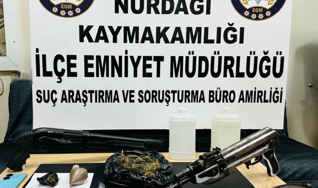Gaziantep'in Nurdağı ilçesinde polis ekipleri tarafından düzenlenen operasyonda silah ve