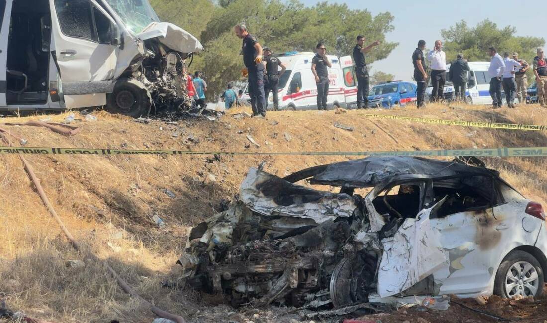 Şanlıurfa'nın Ceylanpınar ilçesinde meydana gelen trafik kazasında, yolcu minibüsü ile