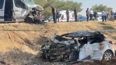 Şanlıurfa'nın Ceylanpınar ilçesinde meydana gelen trafik kazasında, yolcu minibüsü ile
