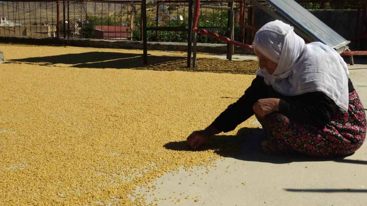 Batman’ın Gercüş ilçesinde uzun yıllardır devam eden bulgur kaynatma geleneği,