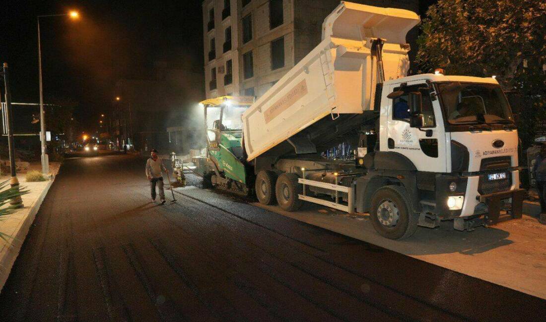 Gölbaşı Caddesi’nde gece mesaisi Adıyaman Belediyesi, Gölbaşı Caddesi'nde yaşanan deprem sonrası altyapı ve üst