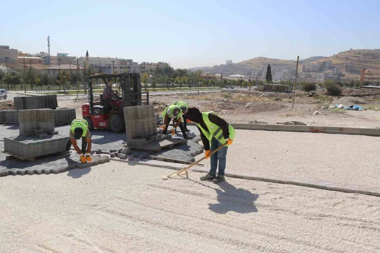 Haliliye Belediyesi, Devteyşti Mahallesi'nde kilitli beton parke taşı döşeme çalışmalarına