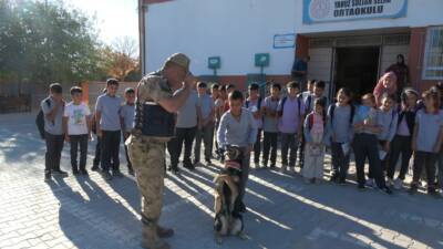 Kilis İl Jandarma Komutanlığı, öğrencilere ve servis şoförlerine trafik eğitimleri