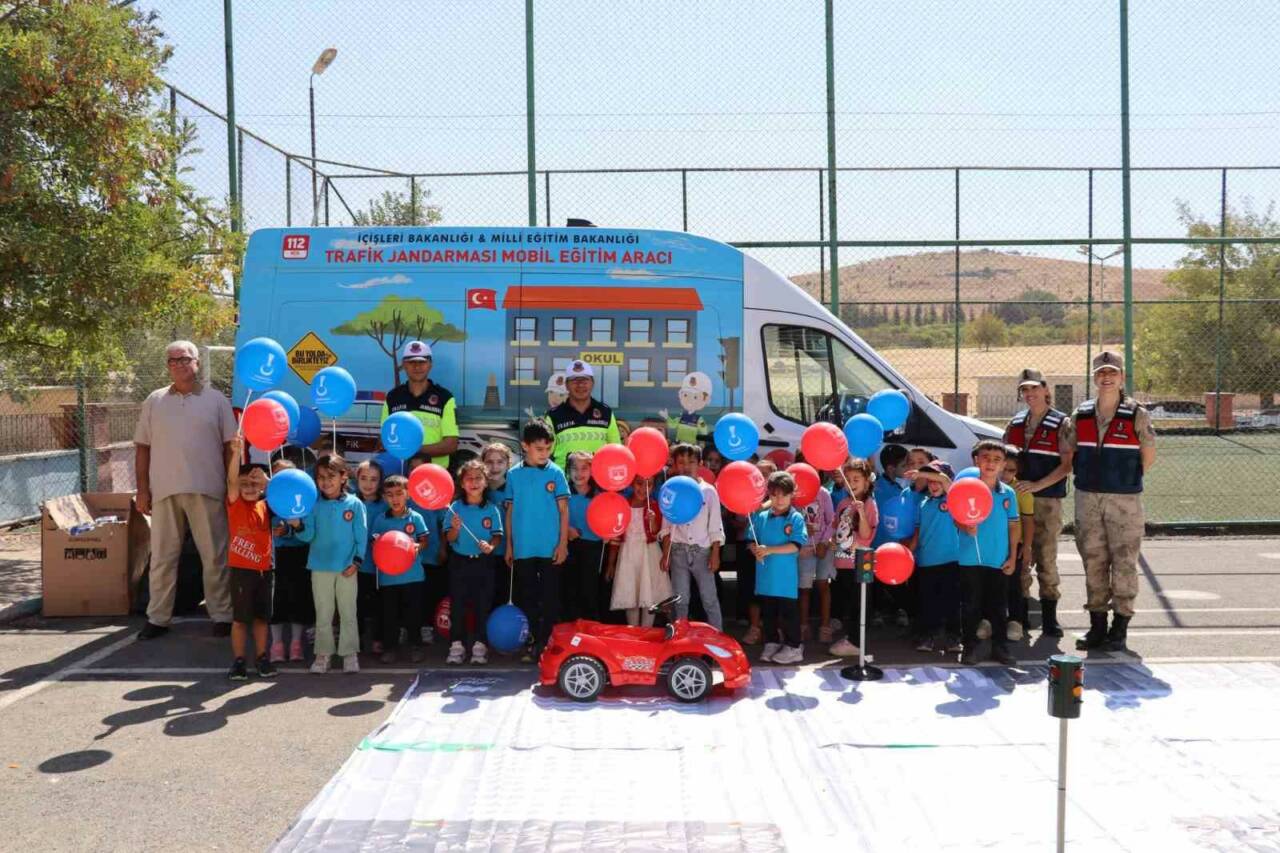 Gaziantep’te jandarma ekipleri, 170 ilkokul öğrencisine teorik ve pratik trafik