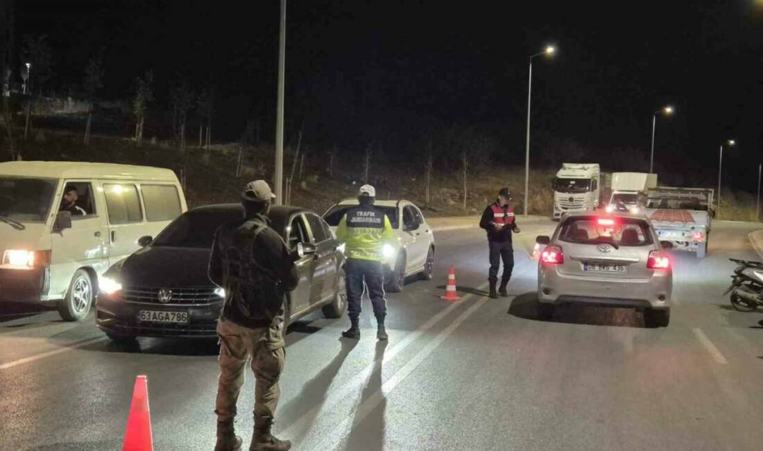 Adıyaman’ın Gölbaşı ilçesinde Jandarma Komutanlığı ekipleri tarafından asayiş ve güvenlik