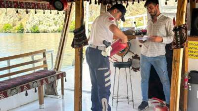 Halfeti ilçesinde su üzerinde devriye gezen jandarma ekipleri, teknelerde denetim