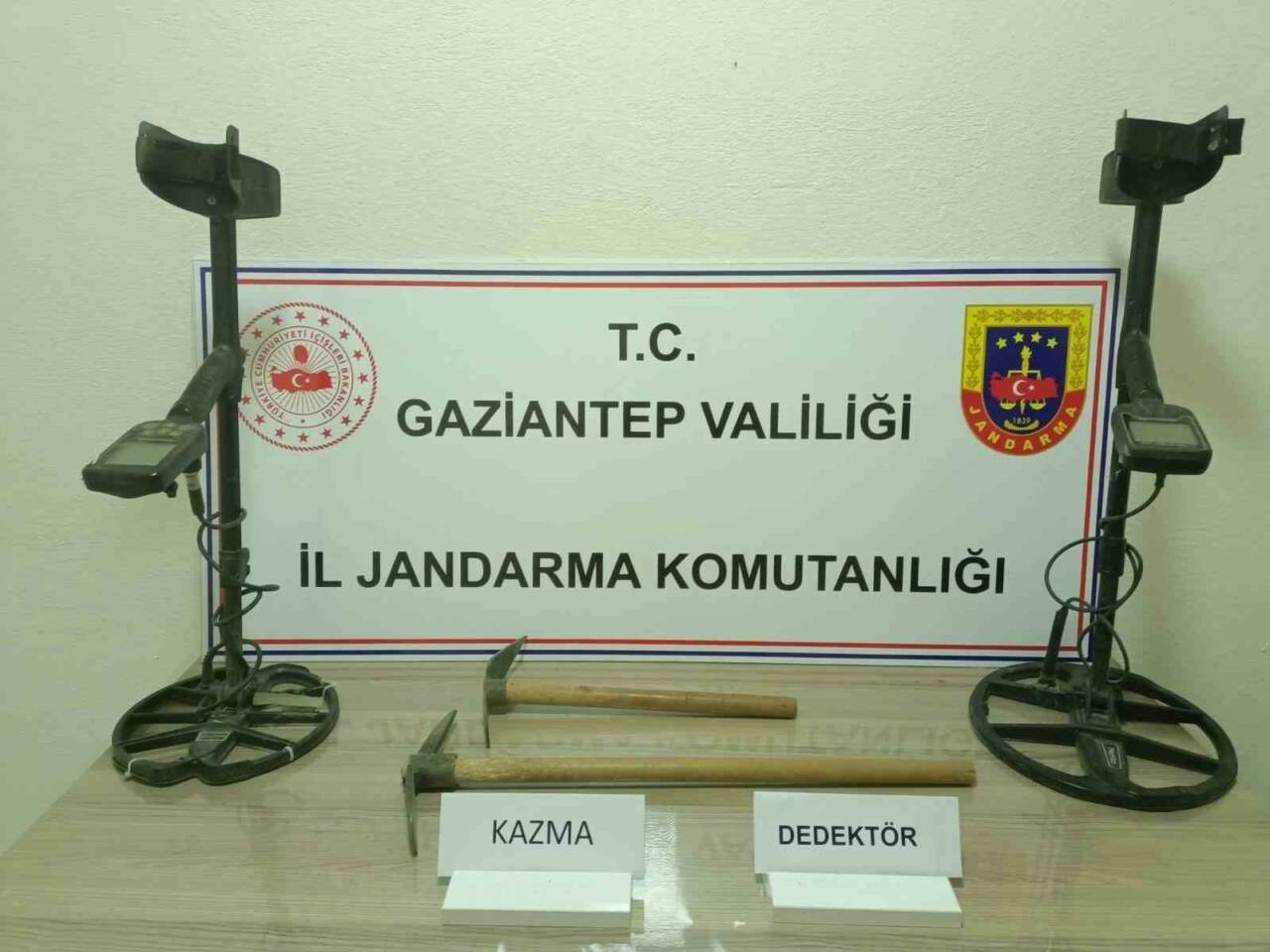 Gaziantep’te define aramak amacıyla kaçak kazı yapan 2 kişi jandarma