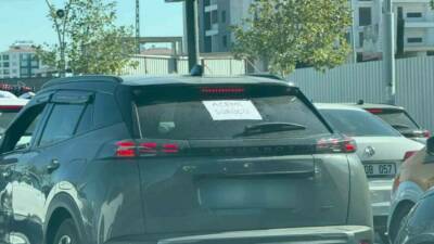 Diyarbakır’da trafiğe çıkan kadın sürücü, aracının arka camına ’Acemi sürücü’