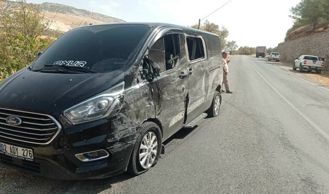 Adıyaman'da bir minibüs ile kamyonun çarpışması sonucu 1 kişi yaralandı.