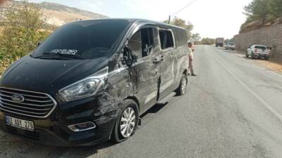 Adıyaman'da bir minibüs ile kamyonun çarpışması sonucu 1 kişi yaralandı.