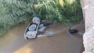 Şanlıurfa'nın Eyyübiye ilçesinde tarlanın sulanması için kanalın suyunu değiştirmeye giden