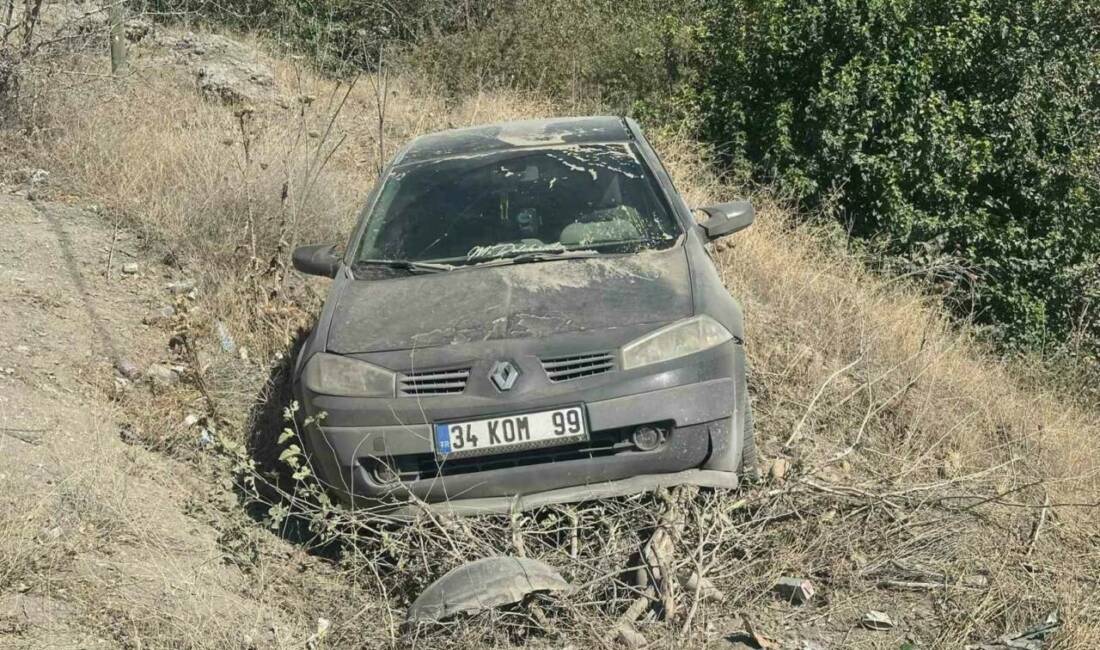 Adıyaman'ın Göksu Köprüsü yakınlarında bir otomobil, karayoluna dökülen mıcır nedeniyle
