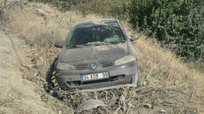 Adıyaman'ın Göksu Köprüsü yakınlarında bir otomobil, karayoluna dökülen mıcır nedeniyle