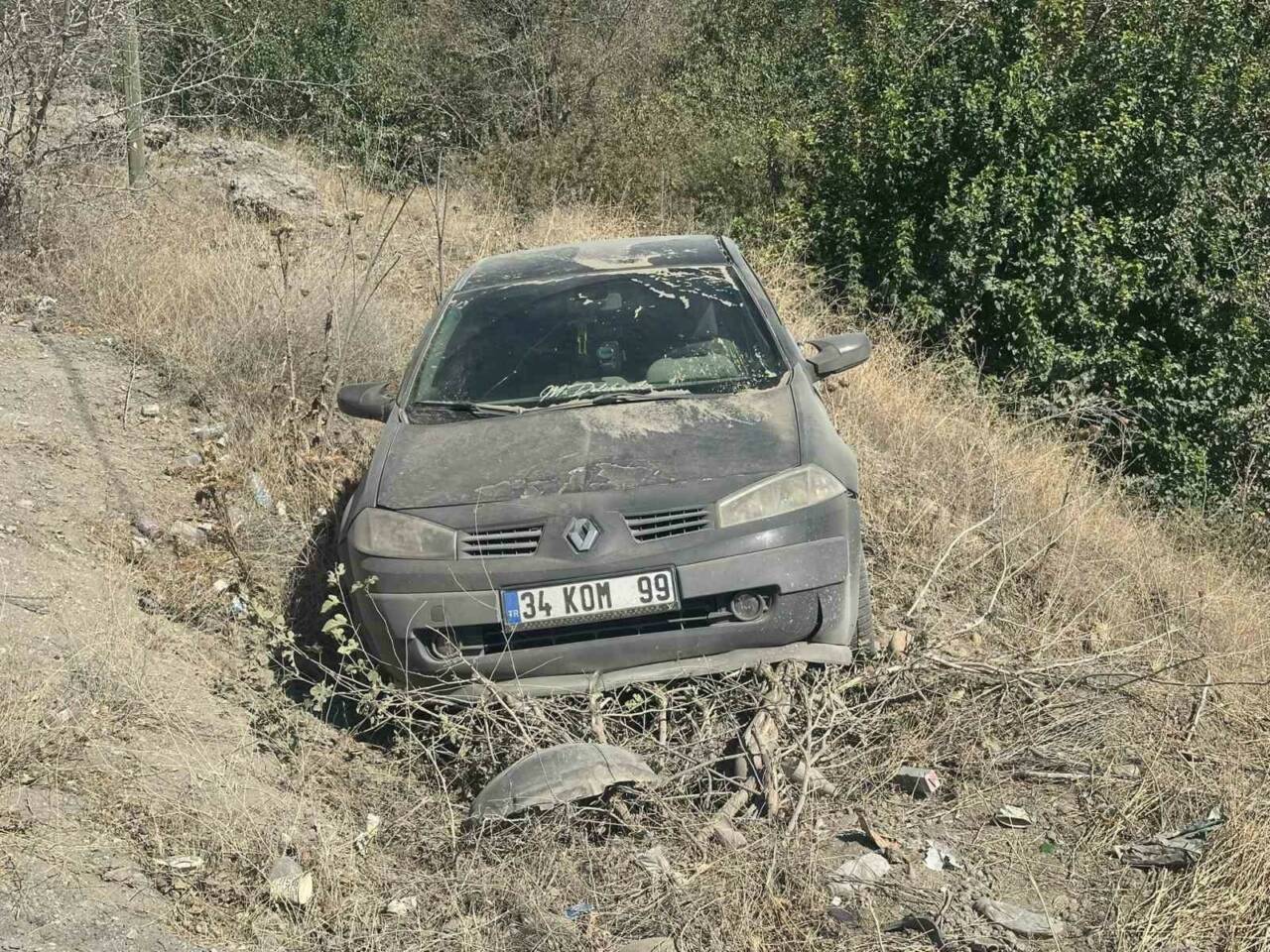 Adıyaman'ın Göksu Köprüsü yakınlarında bir otomobil, karayoluna dökülen mıcır nedeniyle