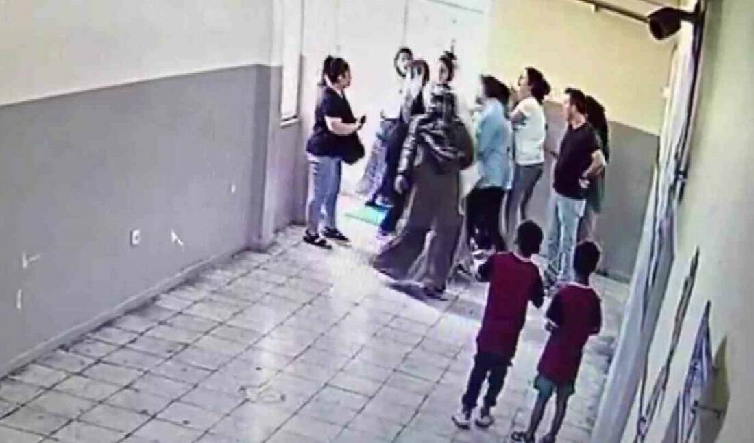Diyarbakır'daki Hürriyet İlkokulu'nda bir kadın öğretmen, iki kavga eden öğrenciyi