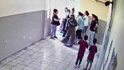 Diyarbakır'daki Hürriyet İlkokulu'nda bir kadın öğretmen, iki kavga eden öğrenciyi