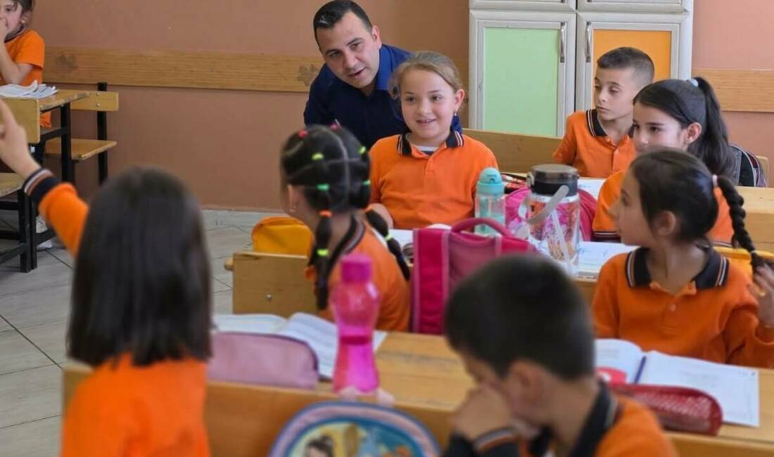 Adıyaman’ın Gölbaşı ilçesi Kaymakamı Kadir Algın, Yeşilova Köyü İlkokulu'nu ziyaret