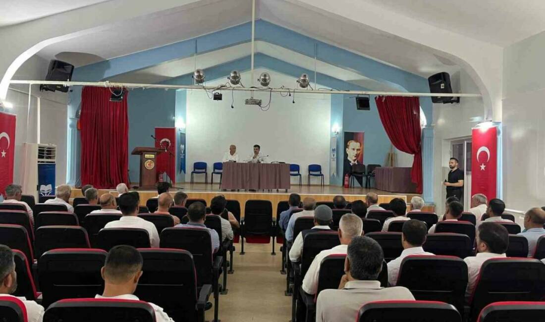 Diyarbakır'ın Dicle İlçe Kaymakamı Mustafa Atış, vatandaşlar, esnaf ve muhtarlarla