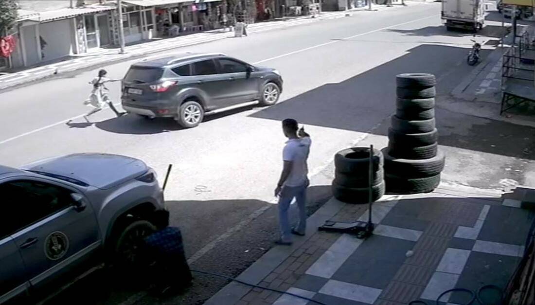 Şanlıurfa'nın Ceylanpınar ilçesinde, bir aracın altında kalmaktan sürücünün manevrasıyla kurtulan