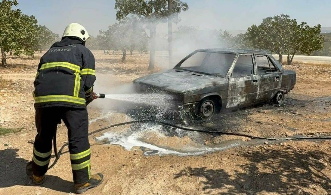 Kendi otomobilini ateşe verdi Şanlıurfa'nın Birecik ilçesinde bir kişi park halindeki otomobilini ateşe verdi.