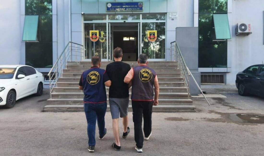 Kesinleşmiş 25 yıl cezayla aranan şahıs yakalandı Gaziantep'te aranmakta olan ve çeşitli suçlardan 25 yıl hapis cezasıyla