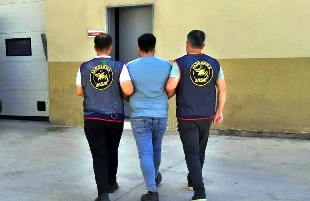 Gaziantep'te çeşitli suçlardan aranan 3 kişi jandarma ekipleri tarafından yakalandı.