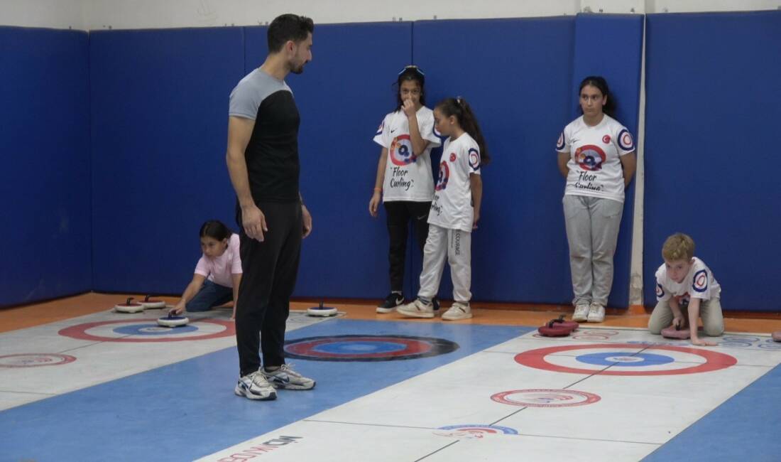 Kilis Atatürk Ortaokulu, Adana'da düzenlenen floor curling bölge şampiyonasında üç
