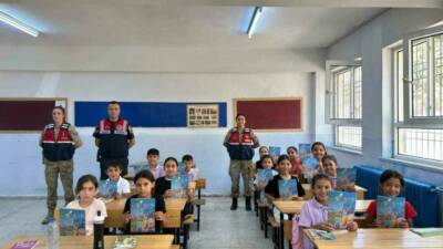 Kilis İl Jandarma Komutanlığı ekipleri, Hasancalı İlkokulu ve Ortaokulu'ndaki öğrencilere