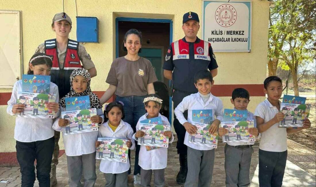 Kilis İl Jandarma Komutanlığı ekipleri, Akçabağlar İlkokulu'ndaki öğrencilere Jandarma'yı tanıtarak,