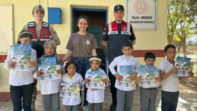 Kilis İl Jandarma Komutanlığı ekipleri, Akçabağlar İlkokulu'ndaki öğrencilere Jandarma'yı tanıtarak,